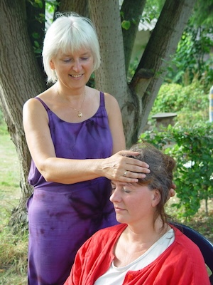 Arianne Groeneveld geeft Reiki behandeling Helios Centrum